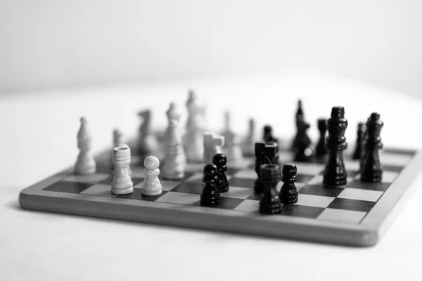チェスボードの2つのチェスチームは チェスボードのもう一方の前に1つ ホワイトバック 高品質の写真 — ストック写真