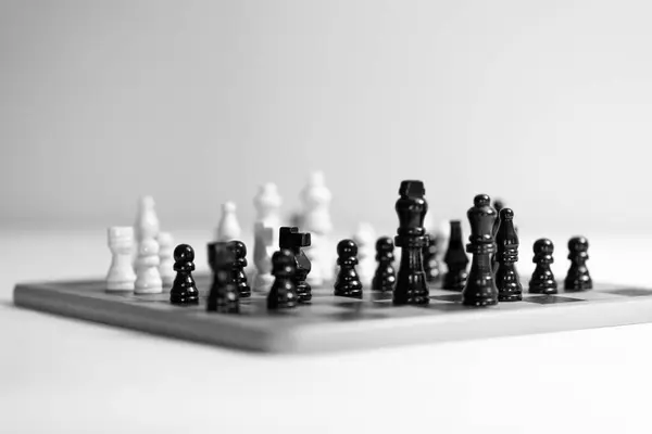 Satranç tahtasının üzerinde iki satranç takımı var. Beyaz arka plan. Yüksek kalite fotoğraf