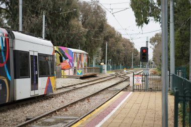 28 Temmuz 2018, Adelaide Avustralya: Adelaide tramvayı Glenelg 'e gidiyor. Yüksek kalite fotoğraf