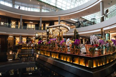 SINGAPORE - 11 Haziran 2018: Marina Bay Sands Alışveriş Merkezi Singapur 'daki Shoppes' deki TWG çay salonu ve butik kafe.