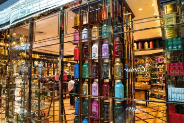 SINGAPORE - 11 Haziran 2018: Marina Bay Sands Alışveriş Merkezi Singapur 'daki Shoppes' deki TWG çay salonu ve butik kafe.