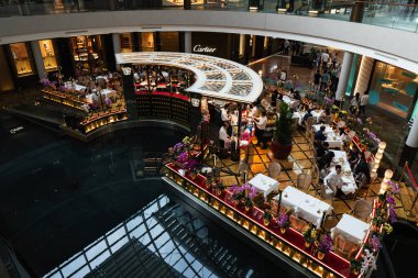 SINGAPORE - 11 Haziran 2018: Marina Bay Sands Alışveriş Merkezi Singapur 'daki Shoppes' deki TWG çay salonu ve butik kafe.