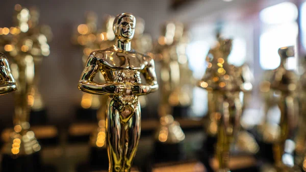 Hollywood Altın Oscar Akademisi ödül heykeli havai fişek arka planında. Başarı ve zafer kavramı. Yüksek kalite fotoğraf