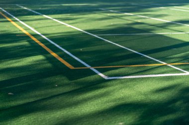Yeşil çimen futbol sahalarındaki beyaz çizgilere odaklanın. Yüksek kalite fotoğraf