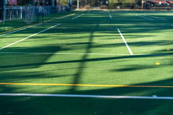 Yeşil çimen futbol sahalarındaki beyaz çizgilere odaklanın. Yüksek kalite fotoğraf