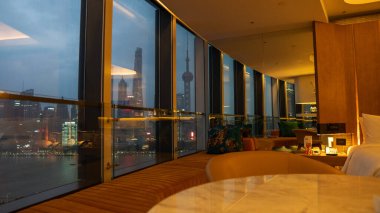 Pencereden dışarı bakan Şangay manzarası. Yüksek kalite fotoğraf