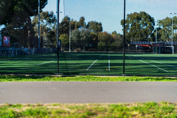 緑の草のフットボールのフィールドの白いラインに選択的な焦点 高品質の写真 — ストック写真