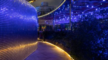 Özet olarak bulanık ve odaklanmamış gece barı ve restoranı. Yüksek kalite fotoğraf