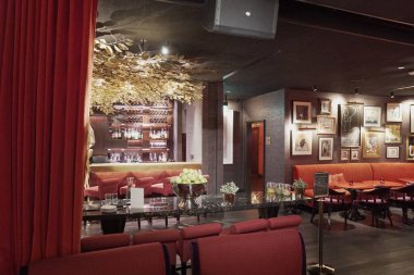 Özet olarak bulanık ve odaklanmamış gece barı ve restoranı. Yüksek kalite fotoğraf