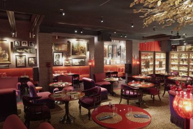 Özet olarak bulanık ve odaklanmamış gece barı ve restoranı. Yüksek kalite fotoğraf