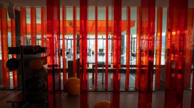 Modern spor salonunun spor salonundaki çeşitli egzersiz makinelerinin arkaplan görüntüsü. Yüksek kalite fotoğraf