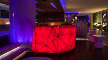 Ahşap masalı resepsiyon masası. Modern stilin dekorasyonu. Otelde lobi tasarımı. İçeride kimse yok. Kapıcı odasının içinde yüksek kalite fotoğraf var.