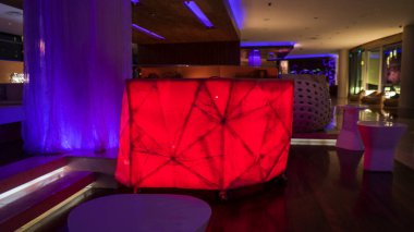 Ahşap masalı resepsiyon masası. Modern stilin dekorasyonu. Otelde lobi tasarımı. İçeride kimse yok. Kapıcı odasının içinde yüksek kalite fotoğraf var.