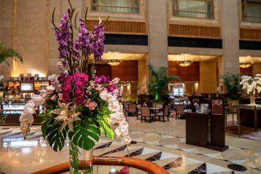 Lüks bir otelde uzun, parlak bir koridor. Yüksek kalite fotoğraf