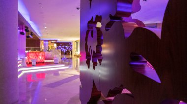 Ahşap masalı resepsiyon masası. Modern stilin dekorasyonu. Otelde lobi tasarımı. İçeride kimse yok. Kapıcı odasının içinde yüksek kalite fotoğraf var.