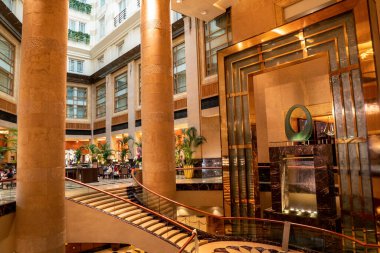 Lüks bir otelde uzun, parlak bir koridor. Yüksek kalite fotoğraf