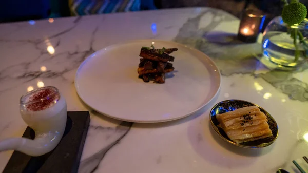 夜はハイエンドのレストランで食器とビーフ 高品質の写真 — ストック写真