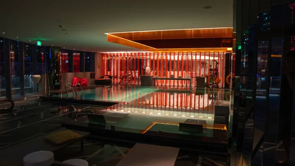 Modern Och Elegant Pool Med Tegelvägg Högkvalitativt Foto — Stockfoto