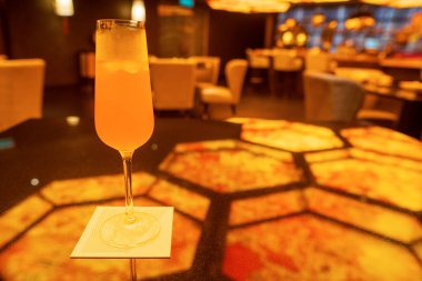 Gece kulübü restoranındaki cam masada klasik kokteyl camı. Alkol kokteyli, yakın plan. Modern alkollü içecek. Yüksek kalite fotoğraf