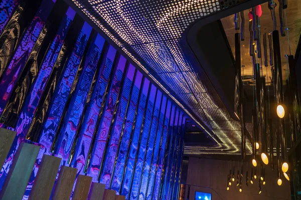 Parlak Güzel Gece Kulübünün Renkli Mekanı Işık Saçıyordu Yüksek Kalite — Stok fotoğraf