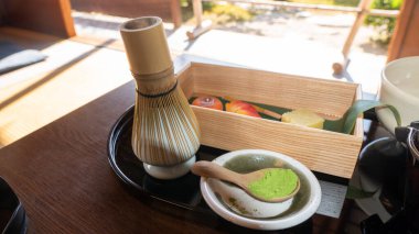 Çayı karıştırmak, çay seremonisi için geleneksel aksesuarlarla kibrit yeşil çay yapmak. Yüksek kalite fotoğraf