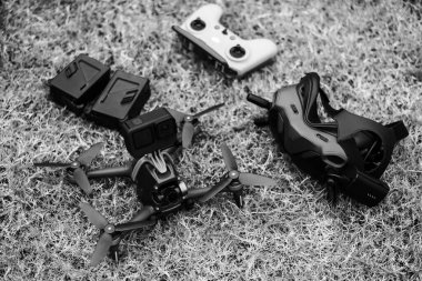 Ekipmanlı, bataryalı ve kamera teçhizatlı İHA. Yüksek kalite fotoğraf