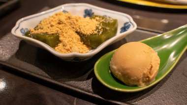 Sos ve dondurmalı soğuk Japon tofusu. Yüksek kalite fotoğraf