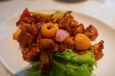 Beyaz kasede tatlı ve ekşi domuz eti. Yüksek kalite fotoğraf