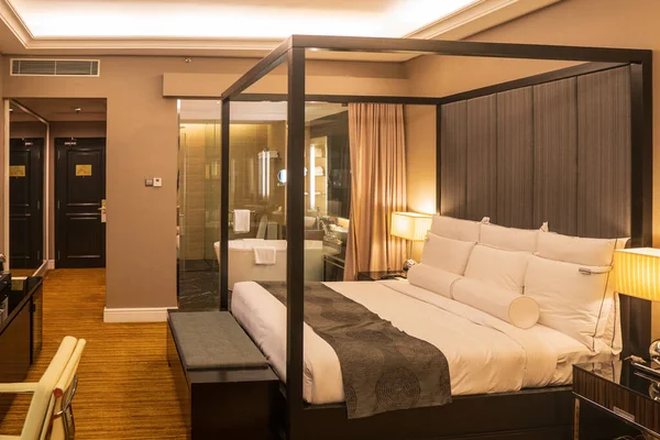 インテリアデザイン 大きなモダンなベッドルーム 高品質の写真 — ストック写真