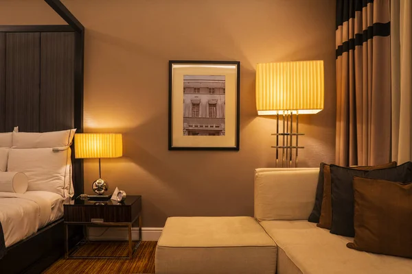 インテリアデザイン 大きなモダンなベッドルーム 高品質の写真 — ストック写真