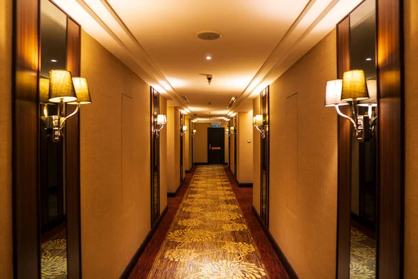 Gouden Gang Met Tapijt Gesloten Deuren Het Hotel Hoge Kwaliteit — Stockfoto