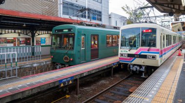 TOKYO, JAPAN-CIRCA APR, 2013: İnsanlar tren istasyonunda tren bekliyor. Tokyo 'daki en önemli tren hattı JR Yamanote Hattı' dır. Shinagawa 'ya giden tren. Yüksek kalite fotoğraf
