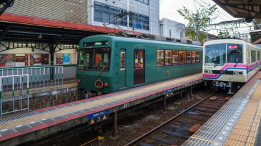 TOKYO, JAPAN-CIRCA APR, 2013: İnsanlar tren istasyonunda tren bekliyor. Tokyo 'daki en önemli tren hattı JR Yamanote Hattı' dır. Shinagawa 'ya giden tren. Yüksek kalite fotoğraf