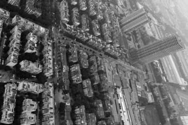 Hong Kong şehrinin üzerinde uçan havacılık manzaralı şehir manzaralı İHA 'lı gökdelenler binası. Yüksek kalite fotoğraf