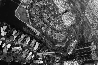 Hong Kong şehrinin üzerinde uçan havacılık manzaralı şehir manzaralı İHA 'lı gökdelenler binası. Yüksek kalite fotoğraf