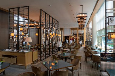 SINGAPORE - 23 Temmuz 2018: Lüks restoran The Colony beş yıldızlı otel The Ritz-Carlton Millenia Marina Bay 'da, set masası. Yüksek kalite fotoğraf
