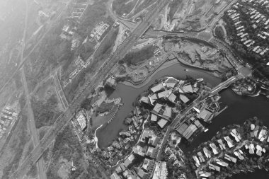 Hong Kong şehrinin üzerinde uçan havacılık manzaralı şehir manzaralı İHA 'lı gökdelenler binası. Yüksek kalite fotoğraf
