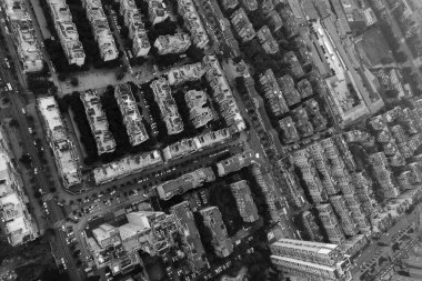 Hong Kong şehrinin üzerinde uçan havacılık manzaralı şehir manzaralı İHA 'lı gökdelenler binası. Yüksek kalite fotoğraf