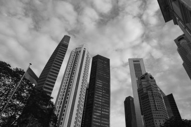 Singapur 'da Singapur bayrağı taşıyan güzel bir mimari yapı. Mavi gökyüzünde beyaz bulutlar var. Yüksek kalite fotoğraf