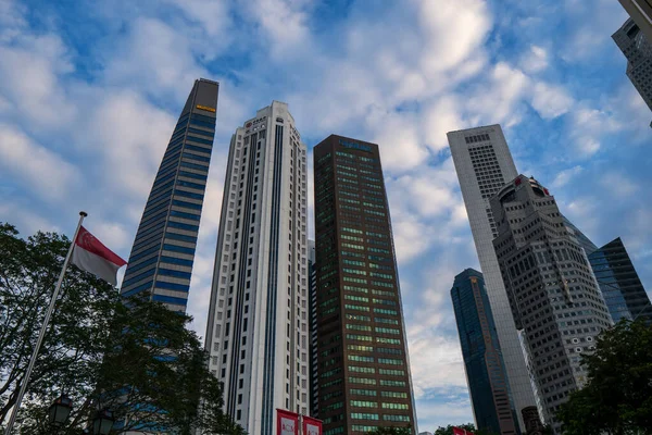Krásná Architektura Budovy Exteriér Cityscape Singapurskou Vlajkou Singapuru Panorama Města — Stock fotografie