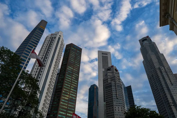 Krásná Architektura Budovy Exteriér Cityscape Singapurskou Vlajkou Singapuru Panorama Města — Stock fotografie