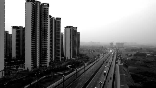 Vuelo Sobre Qingdao Ciudad Centro Noche Tiempo Iluminando Mostrar Tráfico — Vídeos de Stock