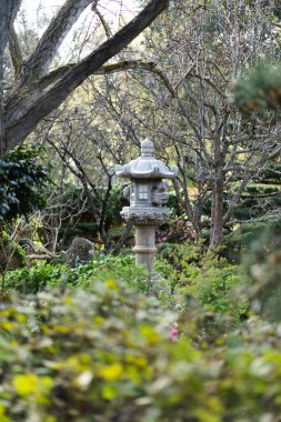 Bir tapınağın çevresindeki eski bir taş fener. Yüksek kalite fotoğraf