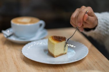 Beyaz arka planda çilek soslu bir cheesecake. Yüksek kalite fotoğraf