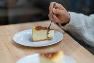 Beyaz arka planda çilek soslu bir cheesecake. Yüksek kalite fotoğraf