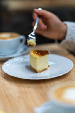 Beyaz arka planda çilek soslu bir cheesecake. Yüksek kalite fotoğraf