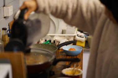 Evde yemek pişirmek. Birlikte yemek pişiren mutfak aletleriyle iyi eğlenceler. Yüksek kalite fotoğraf