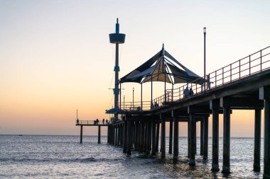 Darwin, Avustralya 'da gün batımında Nightcliff Jetty. Yüksek kalite fotoğraf