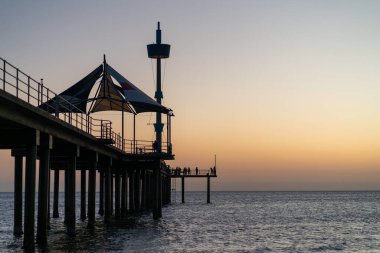 Darwin, Avustralya 'da gün batımında Nightcliff Jetty. Yüksek kalite fotoğraf