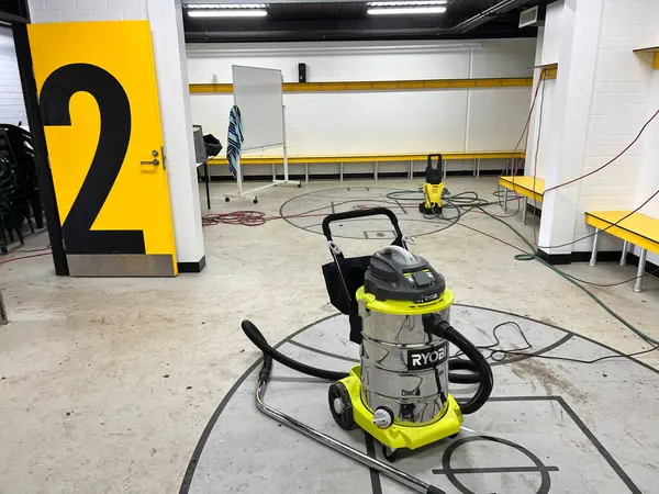 Temizlik malzemeleri sepeti havaalanında temizlikçiyi ya da temizlikçiyi bekliyor. Kova ve temizlik malzemeleri hastanedeydi. Hizmet, işçilik ve sağlık için ekipman kavramı. Yüksek kalite fotoğraf